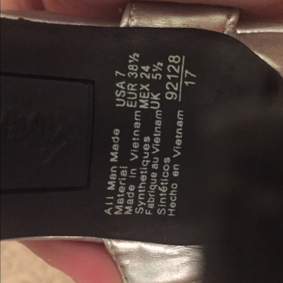 Silver heels - Picture 3 of 3