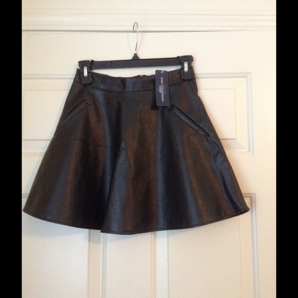 *NWT* Chic Black Vegan Leather Skirt (S) - Picture 2 of 3