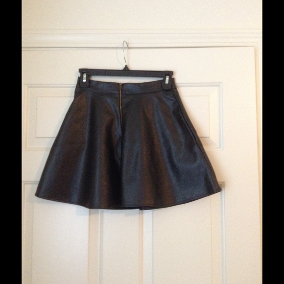 *NWT* Chic Black Vegan Leather Skirt (S) - Picture 3 of 3