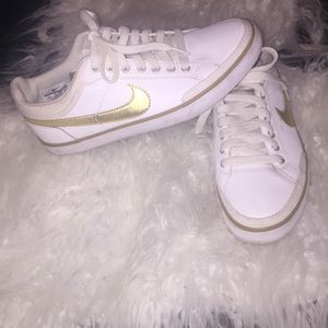 White and gold Nike shoes (HOLD)