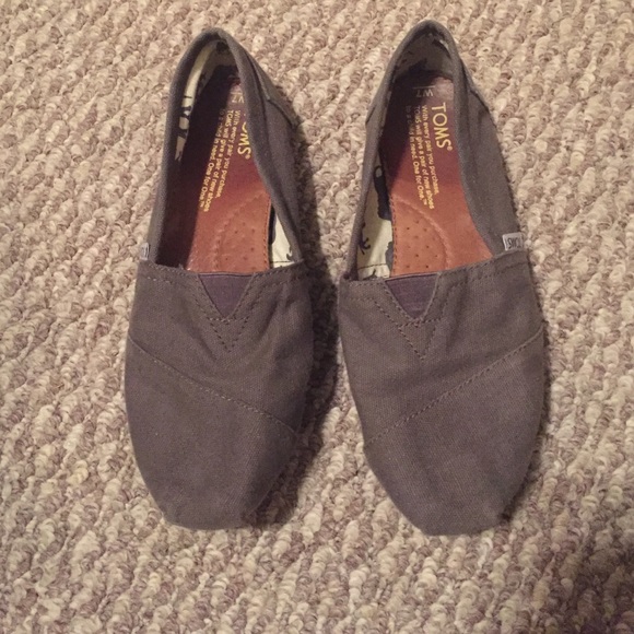Grey toms