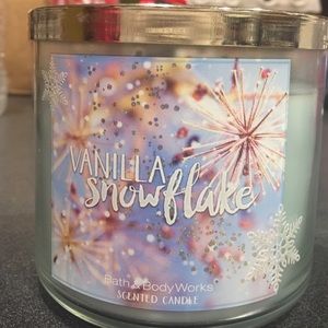 Vanilla Snowflake Bath & BodyWorks 3-Wick Candle
