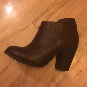 Bootie-barley worn. brown size 9