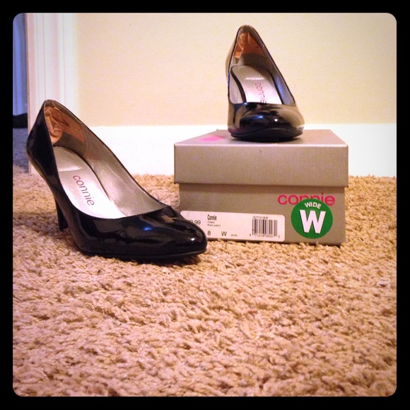 Black patent leather pumps