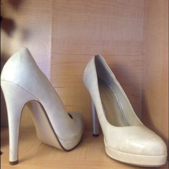 Jessica Simpsons size 6.5 off white pumps