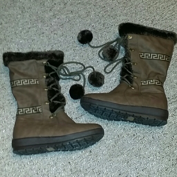 NWOT Adorable Pom Pom Tie boot*NEW PRICE **