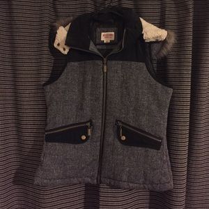 Winter vest with detachable hood