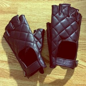 Black quilted fingerless driving gloves