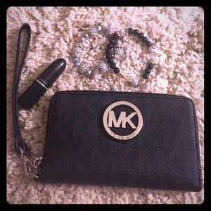🚫SOLD🚫 MK Wristlet (grey/black)