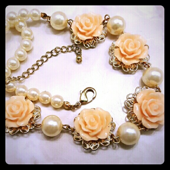 Lovely  Rose & Pearl Necklace - Picture 1 of 2