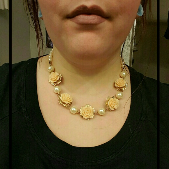 Lovely  Rose & Pearl Necklace - Picture 2 of 2