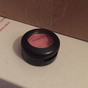 Mac pink eyeshadow