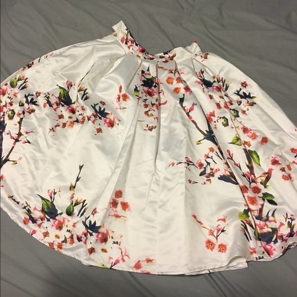 Gorgeous floral high-waist skirt.