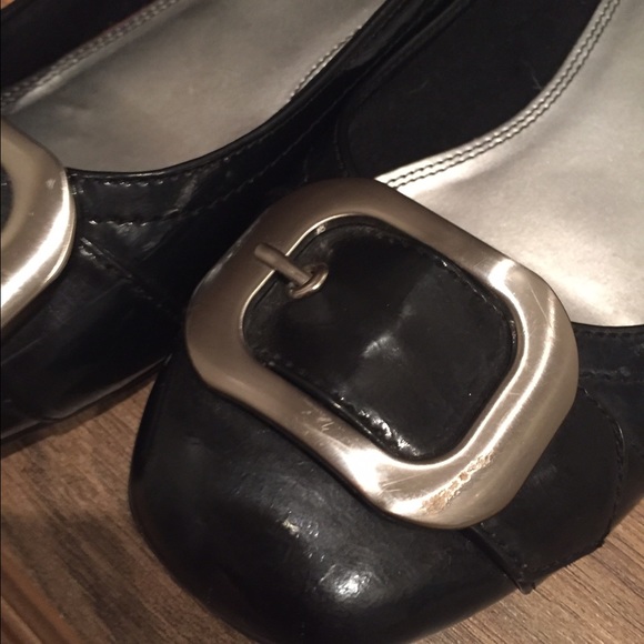 BLACK LEATHER FLATS. - Picture 2 of 2