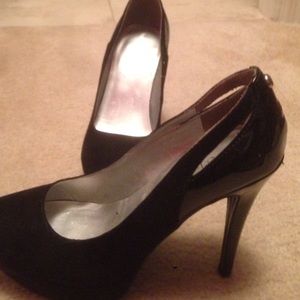 Black guess pumps