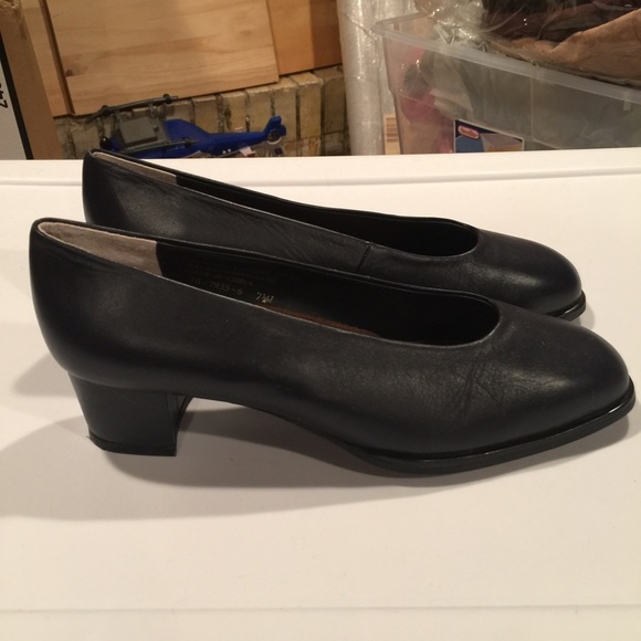 Women's Black heels - Picture 2 of 4