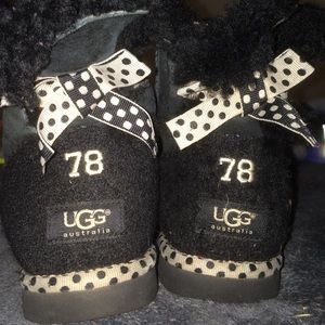 Short Black Uggs W| Bows !!