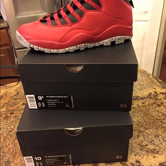 Jordan Retro 10 Bulls Over Broadway - Picture 1 of 4
