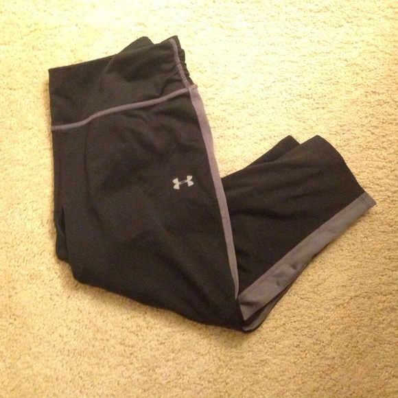 Under Armour black 3/4 workout pants