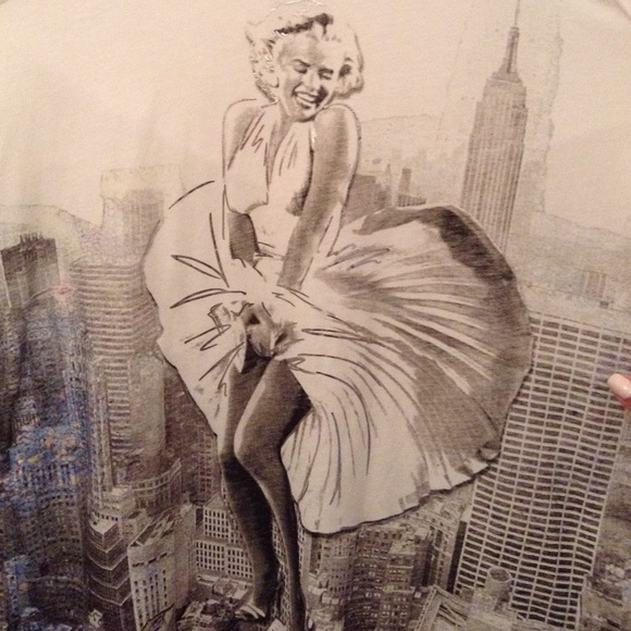 Cute and artsy screen tee of Marilyn Monroe NWOT