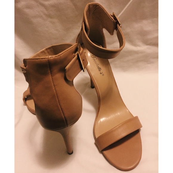 Breckelle's Ankle Strap Slim Heel, Nude