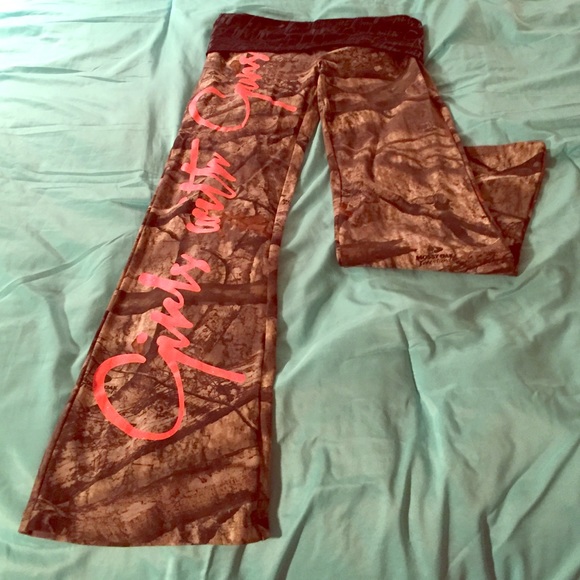 GIRLS WITH GUNS yoga pants!!!👌🏽