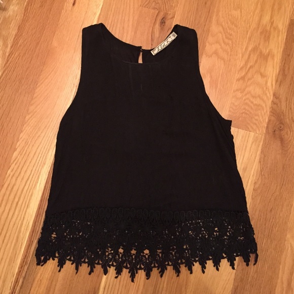Black tank crop top