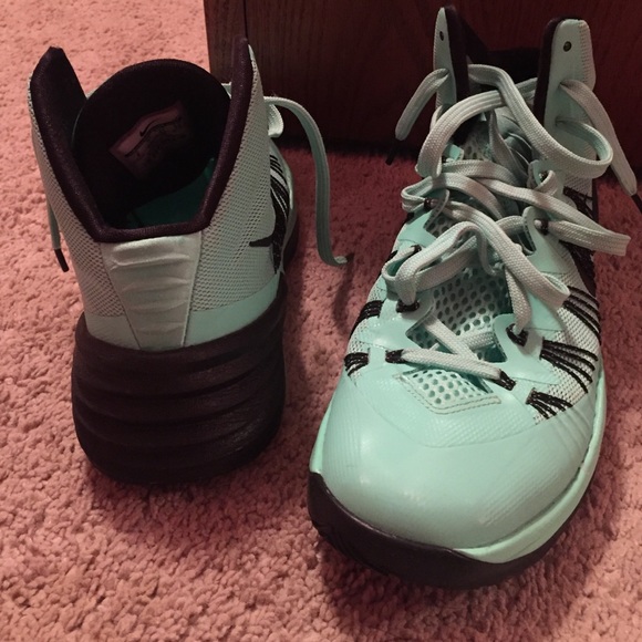 Turquoise basketball shoes - Picture 4 of 4