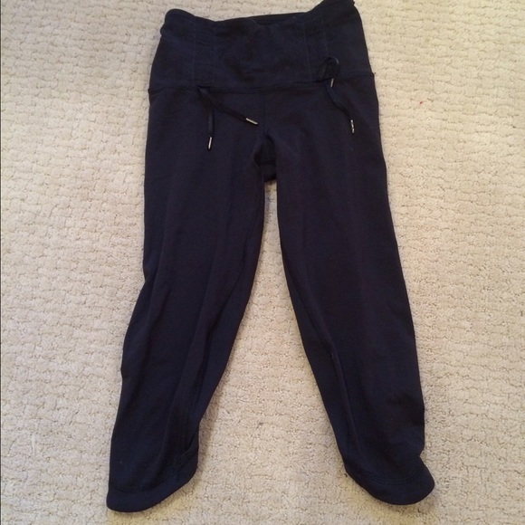 Black very cropped lulu lemon leggings