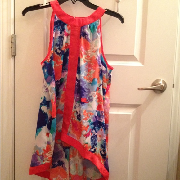 NWT polyester top Sz small. A hint of shimmer.