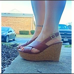 🎉PRICE DROP⬇️ Tan cork sided wedges!