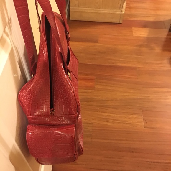 Great travel bag with outside compartment. - Picture 2 of 4