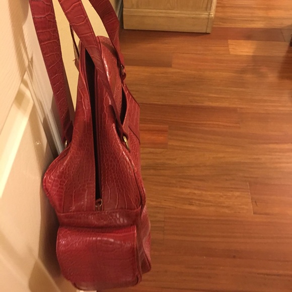 Great travel bag with outside compartment. - Picture 3 of 4