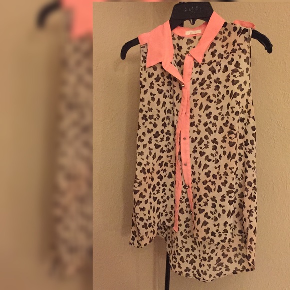 CUTE Button up Cheetah Print Blouse✨