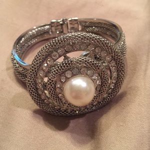 Pearl clamp bracelet.