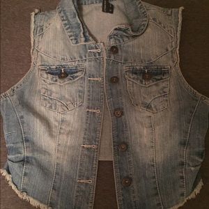 Sleeveless denim vest: seen in pictures