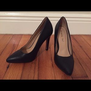 Black high heel pumps