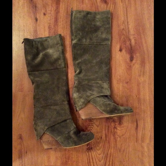 Fergie Fallen Boots, Size 8