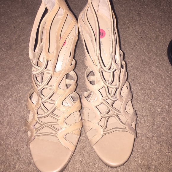 BCBG beige wedges ( never worn)