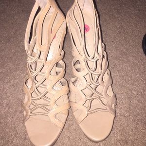 BCBG beige wedges ( never worn)