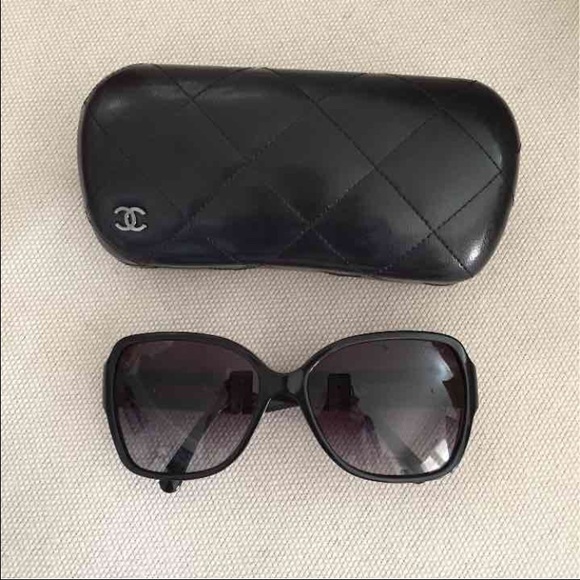 🚫SOLD🚫Chanel Signature sunglasses - Picture 2 of 4