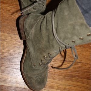 Super cute green suede boots!