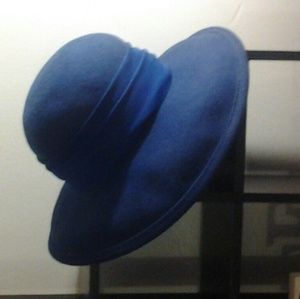 LADY WEARS THE BLUES HAT