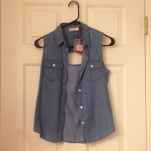 Sleeveless shirt