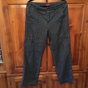 Lightweight Denim Jeans With Button Accents 💋