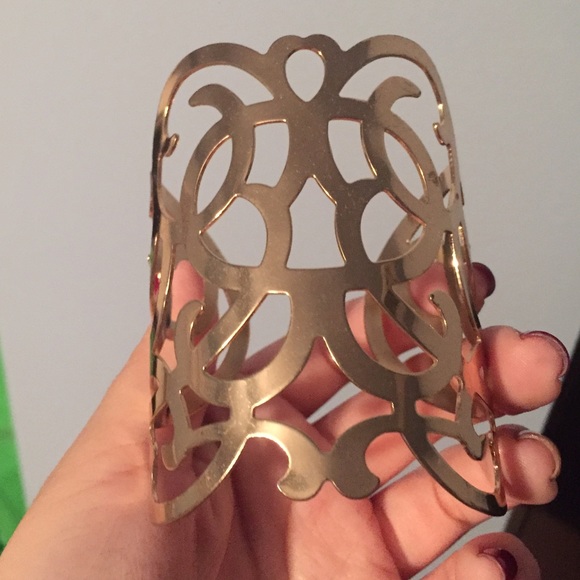 Gold elegant bracelet (If interested message me)