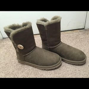 UGG Bailey Button Boot DRY LEAF COLOR SIZE 7