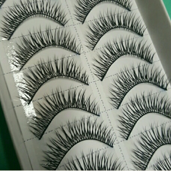 10 pairs of eyelashes criss cross lashes - Picture 2 of 2