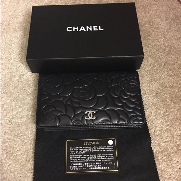 🚫SOLD🚫100% Authentic Chanel Camellia Yen Wallet - Picture 1 of 4