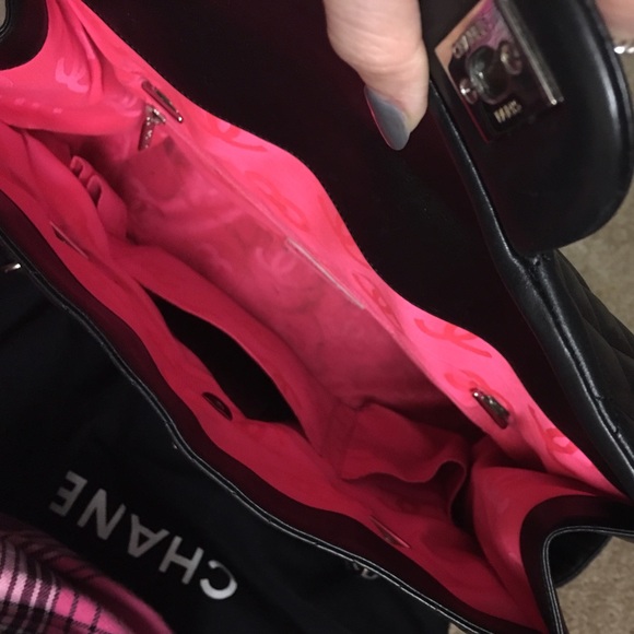 🚫SOLD!!🚫Authentic Chanel Cambon Lambskin Tote - Picture 4 of 4